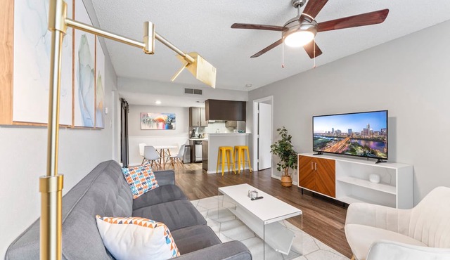 Soco 2BR Corner Suite w Pool King bed Fast Wifi