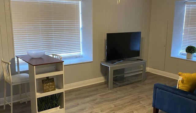 Cozy 2nd Floor Apartment in Quiet Neighborhood