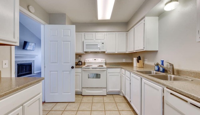 Baton Rouge Condo w/ Pool & Balcony, Near Golfing!