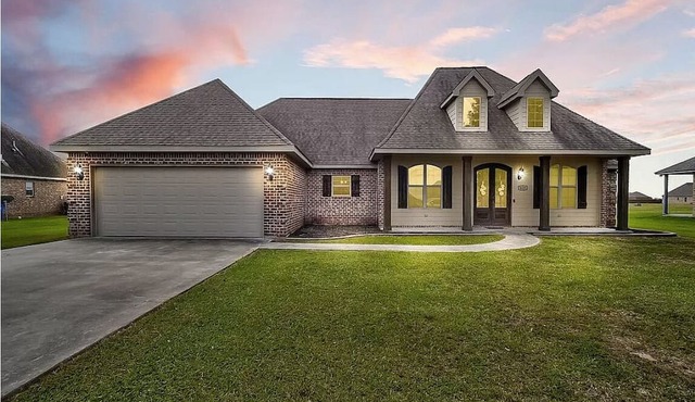 House in quiet Iowa near Lake Charles + EV charger