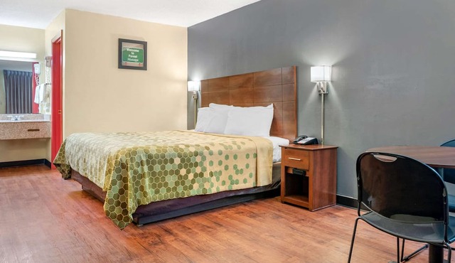 Econo Lodge Inn & Suites Forest