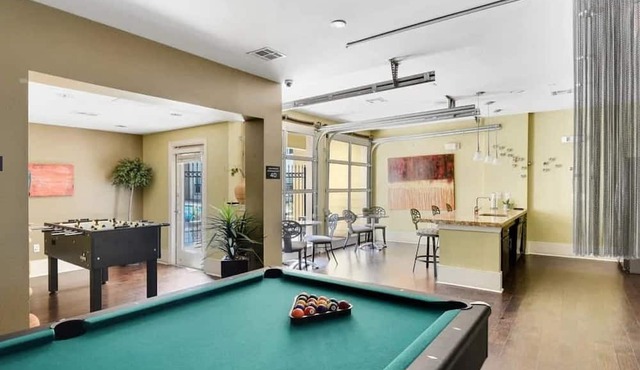 Comfy SoCo 1BR King Suite w/GymPickleballLaundry