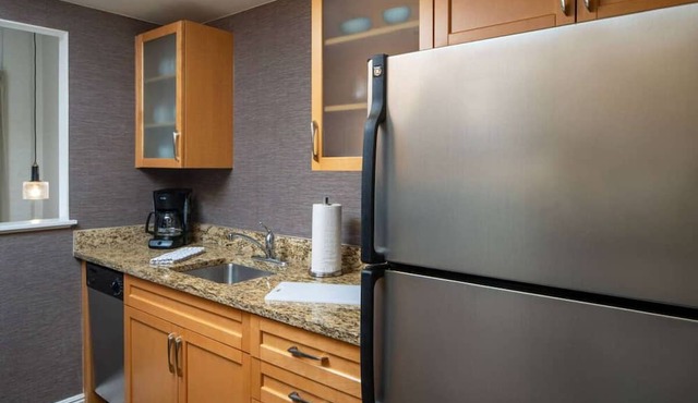 You Found it! Spacious Suite with Full Kitchen and Free Breakfast, Outdoor Pool!