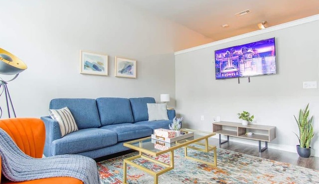 Boulevard Stays Pool Gym Parking 1BR King Suite A