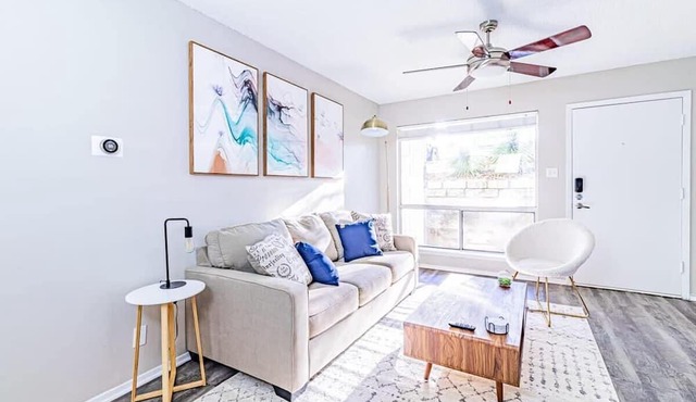 Trendy SoCo 1BR suite, king bed, fast WiFi w/pool