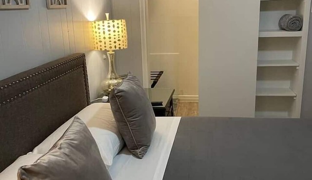 Henderson Hideaway - King Bed, Patio & Walkable