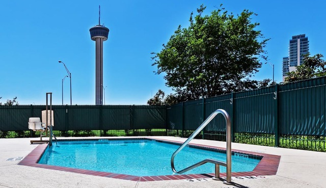 Studio Close to the Convention Center | Free Breakfast + Outdoor Pool