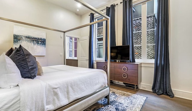 🥂Spacious Warehouse District Condo with Balcony 🥂 | The French 75