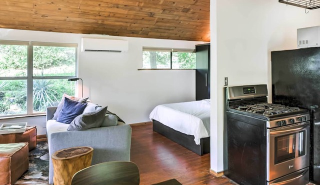2 Mi to Dtwn: Pet-Friendly Austin Studio w/Yard
