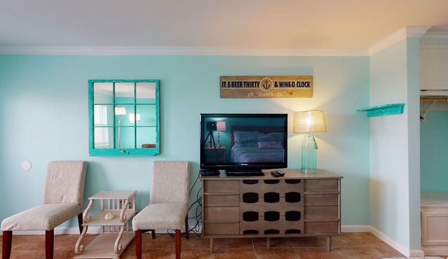 Studio Condo in Town, Near Beach, Shared Pool and Hot Tub
