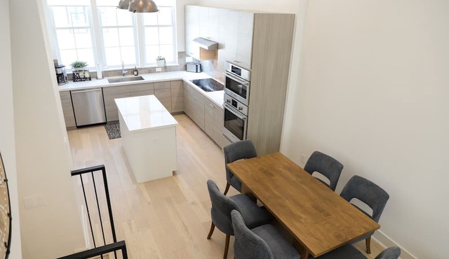 New Chic Retreat Walkable to Restaurants, Bars!
