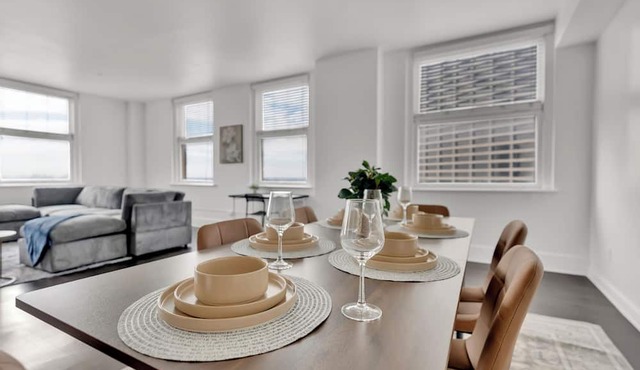 HEB703 Beautiful Downtown Fort Worth Condo w/Gym&Parking by Traveller's Comfort