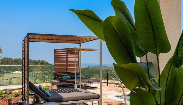 Landing | Stunning 2BD, Pool, Clubhouse