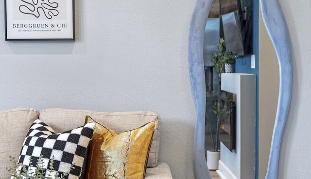 Trendy 1BR w/10ft Ceilings+FREE Parking+ Pets OK