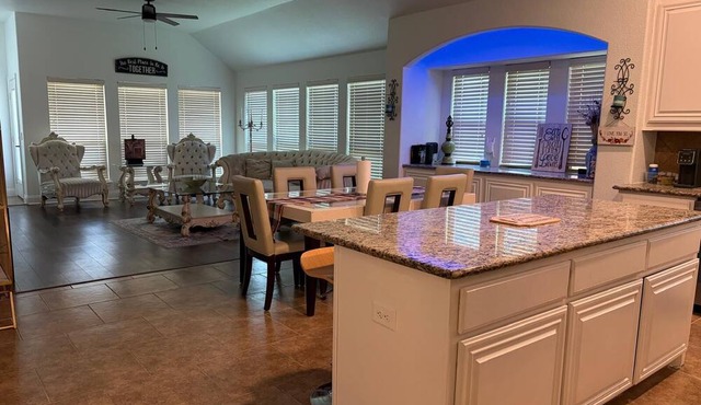 Spacious Executive Retreat - Sleeps 8+
