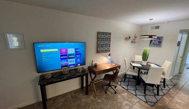 King bed first floor Mid City with Parking