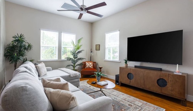Stylish 3BR Bungalow | Family & Group Ready | 1 Mi to River Walk + Alamo