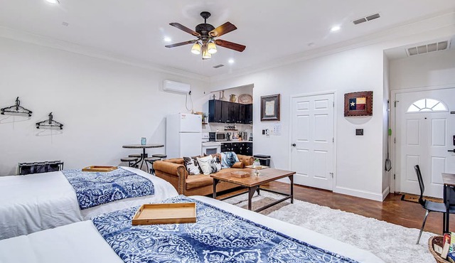 Old Town Rodeo Studio. Free parking. Walk to entertainment and restaurants.