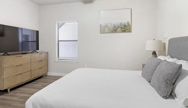 Landing | Spectacular 1BD, Courtyard, Pool
