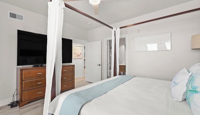 Blue Vista-Top Floor-Fully Custom-Beach Front! 3BD/2BA. Sleeps 8