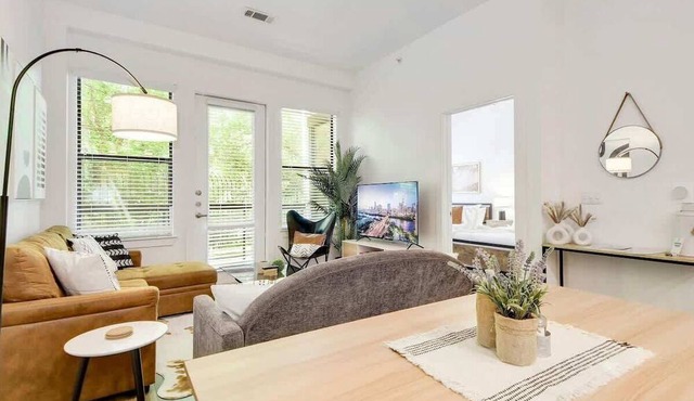 ATX Vibes SoCo Suite | Pool, Gym, Rooftop, Parking