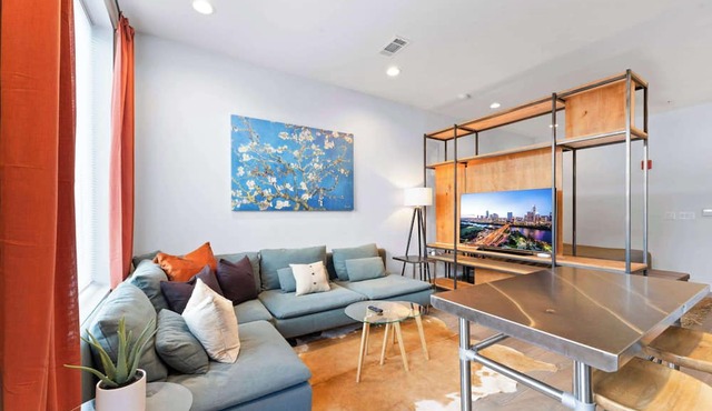 Prime East Downtown Studio w/pool, gym, laundry