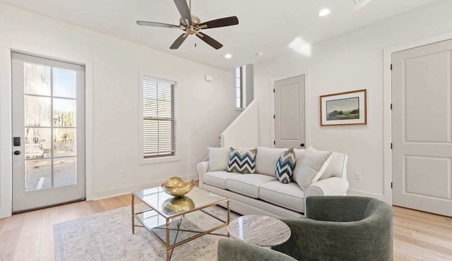 New Luxe Oaks Home, Walk to River Ranch, Premier Host, EV Charger
