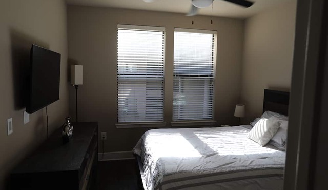 Charming 1-bedroom apartment in delightful Addison with WiFi, AC, fitness room