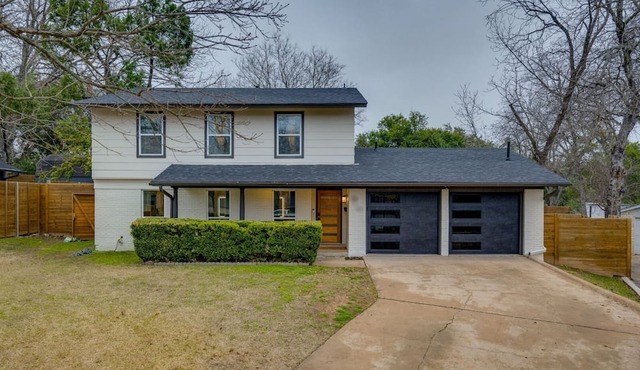 Boots and Bourbon Bungalow-Spacious 5-bedroom home in Austin with sauna & pool