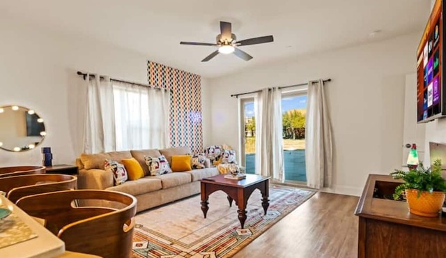 The Retro Room - 1BR - 2 Beds - 7 min DT & D Ellum
