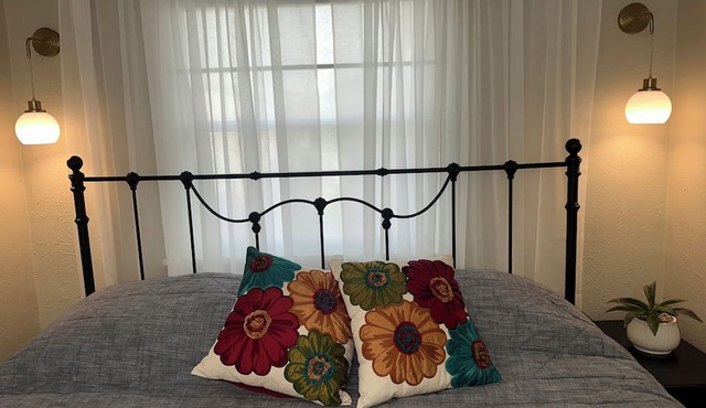 "5 Star" Room at Lavell/Pet-Friendly!