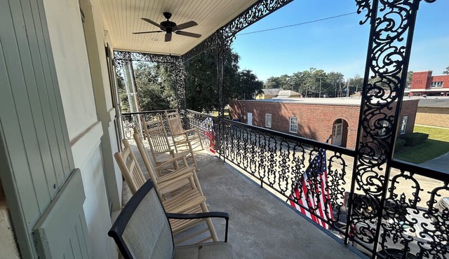 3-bedroom apartment in welcoming Crowley with AC, WiFi