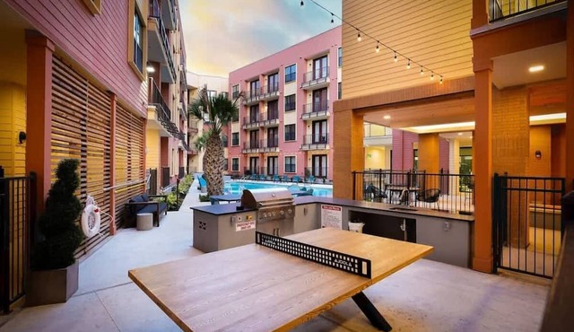 Chic 2-Bedroom Unit with Gym, and Parking