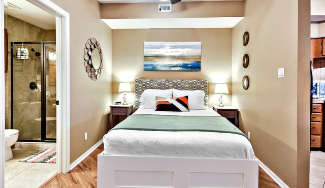 Fabulous, Tastful, And Fully Furnished Condo On Lake Travis Island Villa!