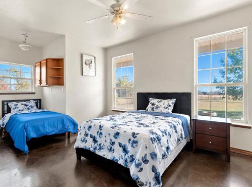 Large 5-Bedroom Farmhouse with Barn in Waxahachie Perfect for Families and Groups