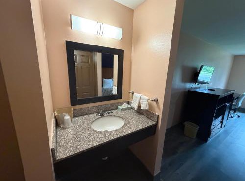 Paradise Inn & Suites