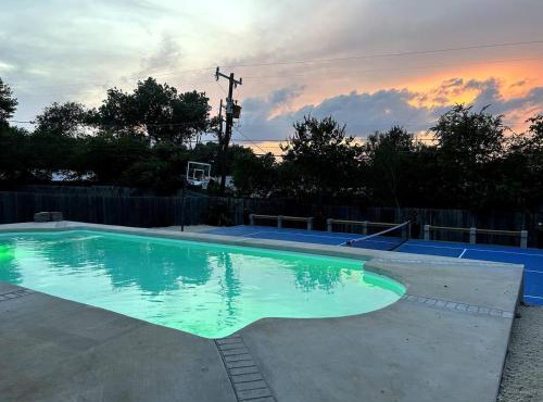4 Bed sleeps 12 -Sea world-Six Flags-Down Town - Emerald Oasis