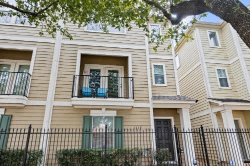 Modern 3-Story Townhome w Pool Table, Sleeps 10 Near Stadiums