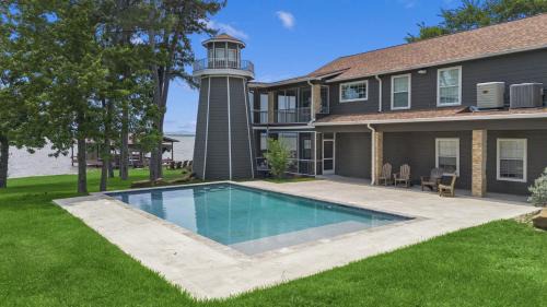 Huge lakefront retreat with private pier, pool, game room and outdoor fire pit